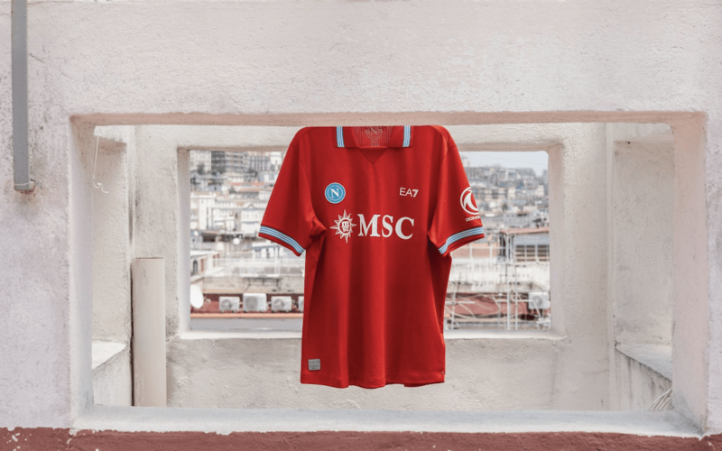 📸 Napoli, presentata la Maglia Third per la stagione 2026/27: “A rossa è turnata”