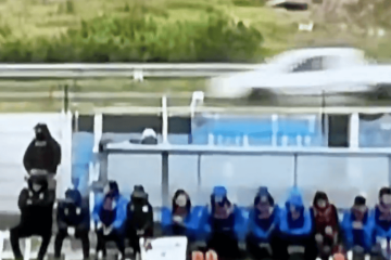🎥 SURREALE in Uruguay, la spazzata del difensore causa un incidente stradale 🤯