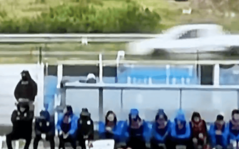 🎥 SURREALE in Uruguay, la spazzata del difensore causa un incidente stradale 🤯
