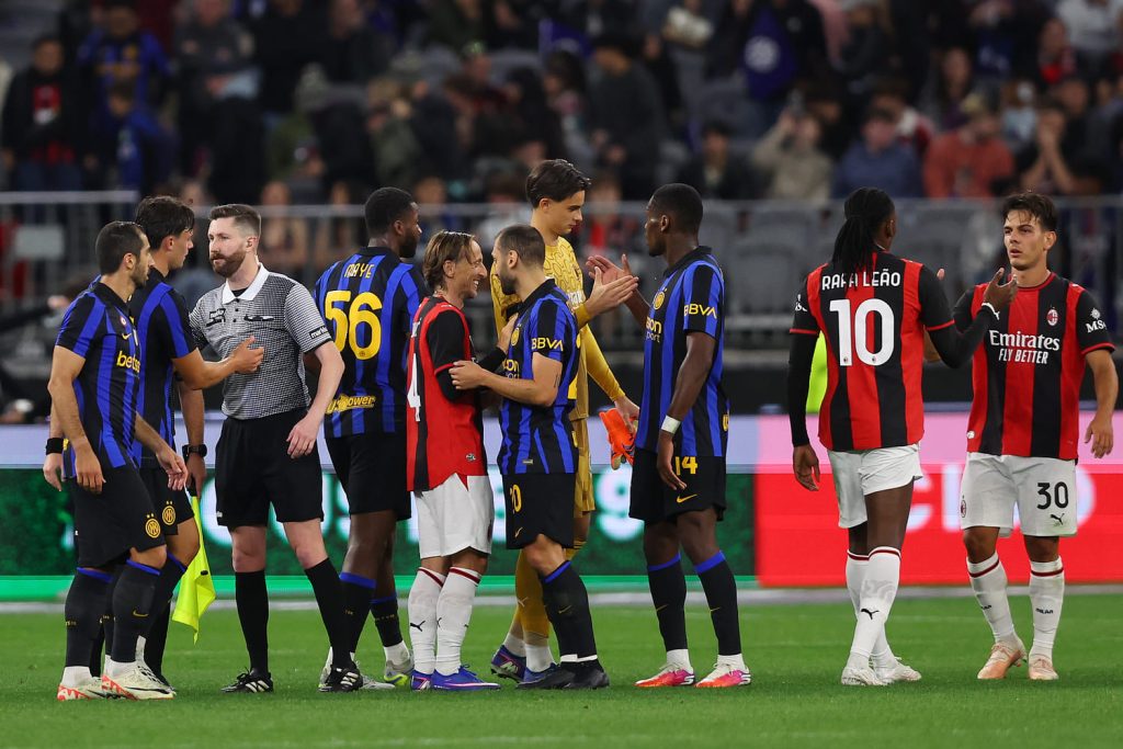 🎥 Simpatico SIPARIETTO tra Modric e Calhanoglu: il tema è il taglio di capelli del turco 😂