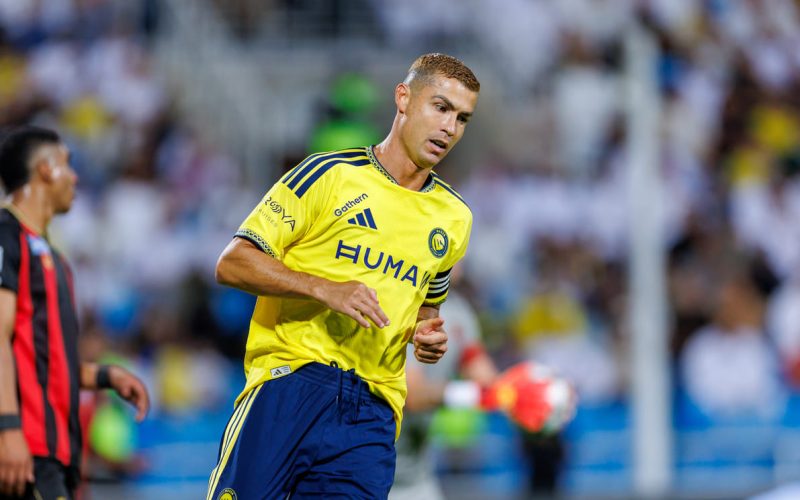 🎥 CR7 torna in campo con l’Al Nassr e sigla il gol n° 977: il nuovo taglio è 🤩