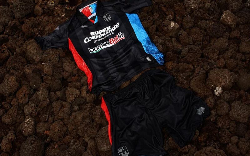 🔥 Catania, svelata la terza maglia degli etnei: debutto nella sfida contro il Vicenza