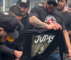 📸 FOLLIA in Brasile: tifosi del Vasco contro Coutinho, maglie bruciate con la scritta “Giuda”