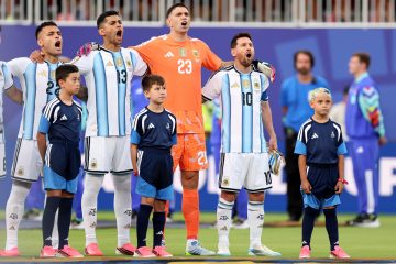 🚨 Scaloni annuncia: “Lautaro? Ecco chi sarà capitano dopo Messi”