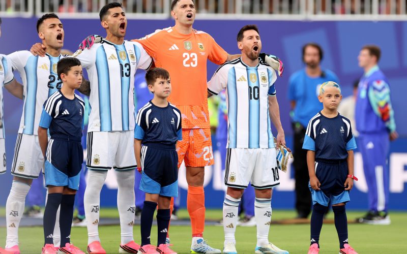 🚨 Scaloni annuncia: “Lautaro? Ecco chi sarà capitano dopo Messi”