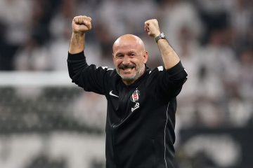 🎥 I tifosi del Besiktas sono PAZZI di Vincenzo Italiano: lo stadio CANTA il suo nome 🔥