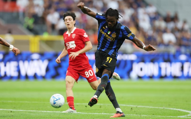📸 Bisseck ritrova Dumfries: l’abbraccio tra il 🇩🇪 e l’ex Inter è 🥹