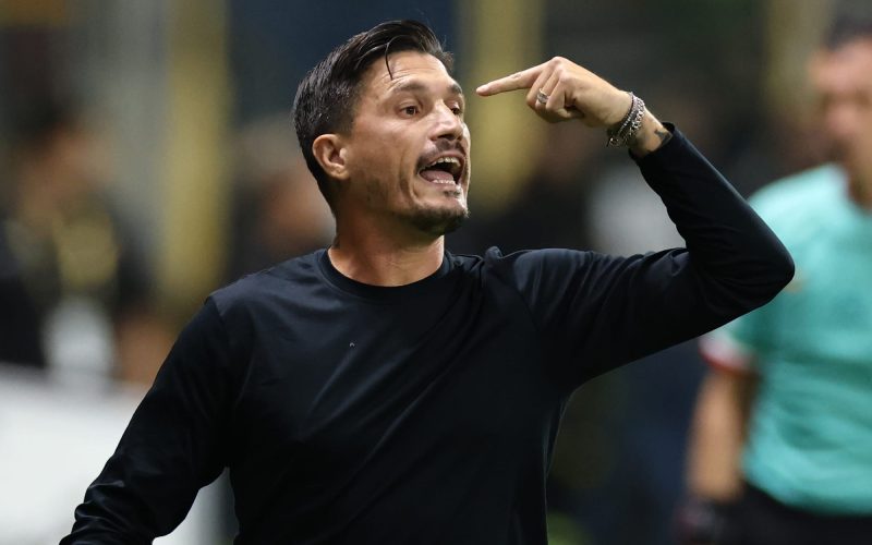 🎙️ Cagliari, Pisacane: “Nzola resta a casa. Romano in Nazionale? Ci rende orgogliosi. Su Kevin Carlos…”