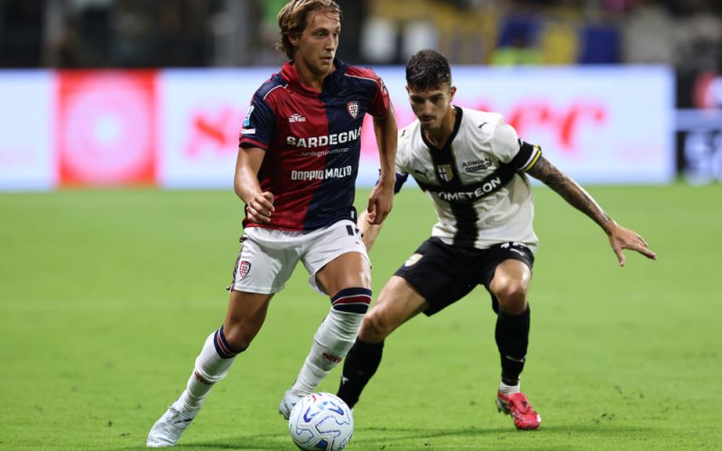 ✅ Le UFFICIALI di Cagliari-Lecce: c’è Fazzini, Stulic guida l’attacco dei suoi. La scelta su Mendy e Monteiro