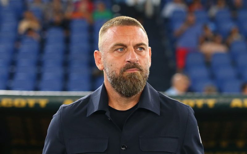 🗣️ Genoa, De Rossi: “Puczka sta crescendo molto. Rigoristi? La decisione finale spetta a me. Sulla posizione di El Sharaawy…”