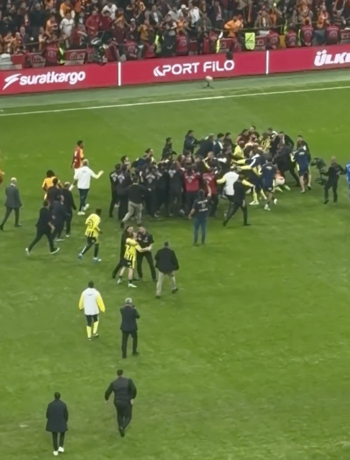 🤯 Il Galatasaray batte il Fenerbahçe, ma dopo la gara scatta la RISSA TOTALE! 🎥